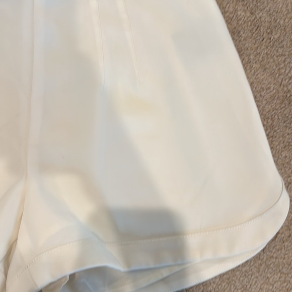 Been white shorts with black elastic waist - Picture 3 of 4